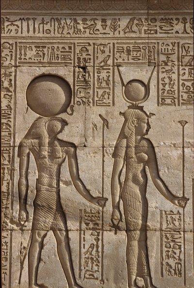 Starověký Egypt, Nástěnná malba/řezba, Horus a Isis přijímají oběť od faraona, Hathořin chrám, Dendera (foto) od School Egyptian