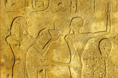 Starověký Egypt, Nástěnná malba/řezba, Chrám Karnak/Luxor, Hatšepsut nabízí kadidlo bohu Minovi od School Egyptian