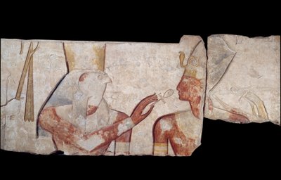 Umění starověkého Egypta: Král Ramses II je představen bohům Horovi, Amonovi a Hathor, kteří mu dávají život a královské insignie. Nízký vápencový reliéf z chrámu Ramsese II. a Abydos Kolem roku 1250 př. Kr. 19. dynastie. Nová Říše. Paříž, Musee du Louvre od School Egyptian