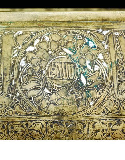 Detail mamlúcké misky, cca 1351 (mosaz se stříbrným a zlatým vykládáním) od School Egyptian