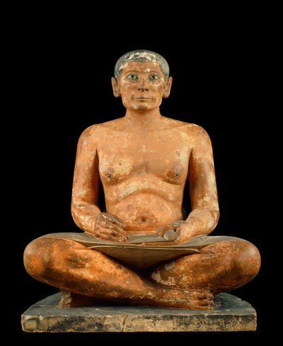 Egyptský starověk: „Pisař v podřepu““ Socha z vápence, albastru a křišťálu. Pochází ze sakkary (Sakkáry) (kolem 2620 - 2350 př.nl). 4. nebo 5. dynastie) Sun. 0,537 m, Musee du Louvre, Paříž - Egyptský starověk: “” Socha skrčeného písaře”” od School Egyptian