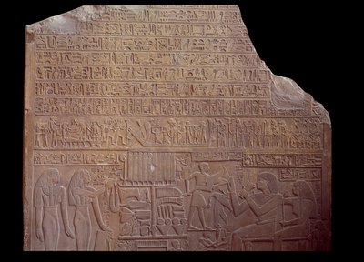 Egyptský starověk: pohřební stéla pokrytá nápisem v kódovém jazyce ve formě hieroglyfů. Paříž, muzeum Louvre od School Egyptian