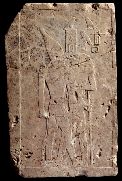 Egyptský starověk: vápencový reliéf zobrazující objetí krále Qahedjet (Kahedjet) od boha Hora. Staré impérium. Konec 3. dynastie. 2700-2620 před naším letopočtem. Paříž, muzeum Louvre od School Egyptian