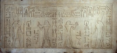 Egyptský starověk: vápencová stéla zobrazující krále Sesostris III. (1862-1843 př. n. l.) (vlevo) jako mladého muže, vpravo starý muž nabízí chléb a koláč bohu Montimu. 1878-1843 před naším letopočtem. Od medamouda. Paříž, muzeum Louvre od School Egyptian