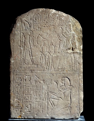 Egyptský starověk: vápencová stéla ve jménu dveří krále Anyi. V závěsu nabízí faraon Ramses II kadidlo své vlastní kolosální božské soše. Regne of Ramses II (1279-1213 př.nl). Ze Sakkárského serapea. Slunce 0,44x0,3 m Paříž, musee du Louvre od School Egyptian