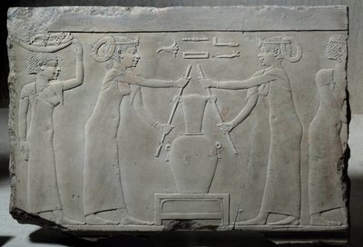 Egyptský starověk: nízký vápencový reliéf představující ženy lisující květy lilie, aby extrahovaly esenci zvanou „extrakce lirinonu“ kolem 500-400 př. nl (doba Saite?). Nízká epocha. Slunce 0,29x0,37 m Paříž, musee du Louvre od School Egyptian