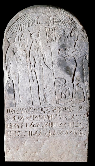 Vápencová stéla představující scénu obětin pokrytou hieroglyfy. Regne d