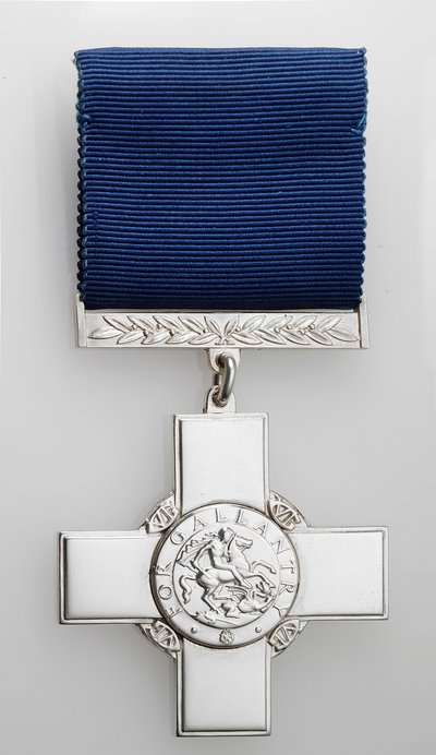 George Cross (stříbrný s hedvábnou stuhou) od School English