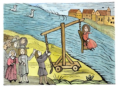 Žena na kachní stoličce, obviněná z čarodějnictví, ilustrace ze sbírky esoterických knih (dřevořez) (později kolorování) od School English