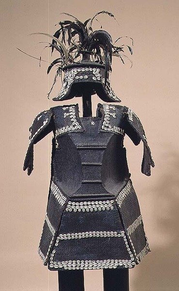 Ata Armor z Mindanao, Filipíny (ratan potažený pryskyřicí a vyšívaný mušlemi z cowrie) od School Filipino