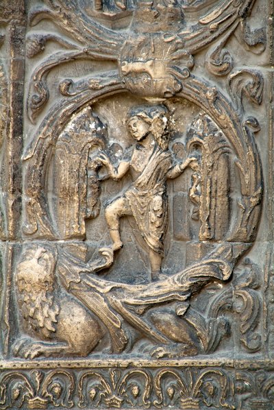 Gotické umění: Spárovka pravého portálu západního průčelí baziliky Saint Denis představující práci na polích: leden. Saint-Denis, Francie od School French