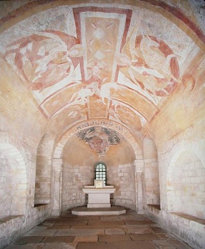 Krypta, ze staršího kostela z roku 1030, s freskami Krista na bílém koni obklopeného anděly, z 12. století (foto) od School French