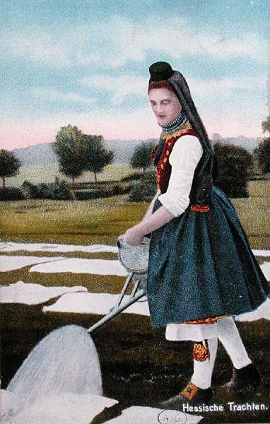 Pohlednice zobrazující služebnou z Hesenska v Německu prající prádlo, nar. 1914 (barva lito) od School German