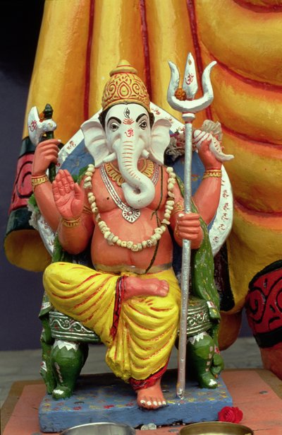 Socha Ganéše, sloního boha, na trůně od School Indian