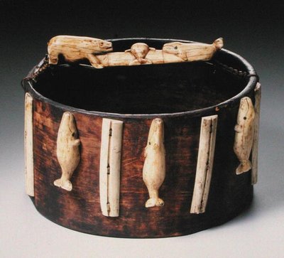 Kbelík, z Grónska (dřevo a slonovina) od School Inuit