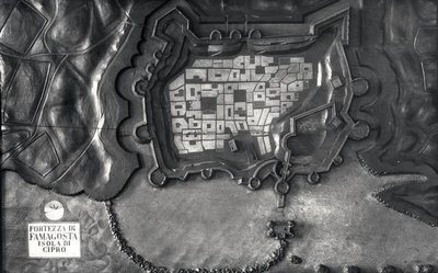 Reliéfní mapa pevnosti Famagosta na ostrově Kypr v 17. století (černobílé foto) od School Italian