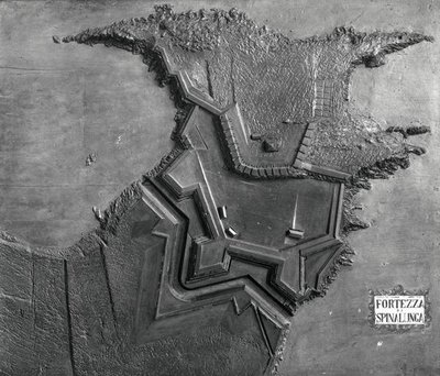 Reliéfní mapa benátské pevnosti v Spinalonga, Kréta v roce 1619 (černobílá fotografie) od School Italian