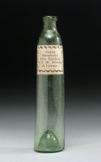 Láhev, která obsahovala vodu proti hysterii, ze slévárny Jeho královské Výsosti, Officina Profumo, Farmaceutica di Santa Maria Novella, Florencie, kolem 1850-1920 (sklo) od School Italian
