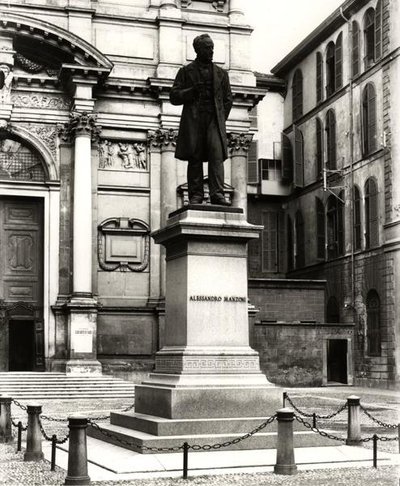 Památník Alessandra Manzoniho (1785-1873) (bronz) (černobílá fotografie) od School Italian