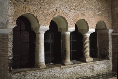 Pohled na křížovou chodbu kostela svatého Vincenta a svatého Anastasa opatství tří fontán (Tre-Fontane) (Chiesa dei Santi Vincenzo e Anastasio alle Tre Fontane) (Pohled na křížovou chodbu kostela sv. Vincenza e Anastasio, abbazia delle T od School Italian