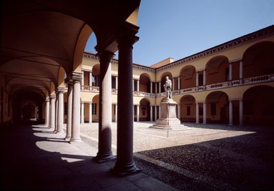 Pohled na nádvoří se sochou Alessandra Volty (1878) od School Italian