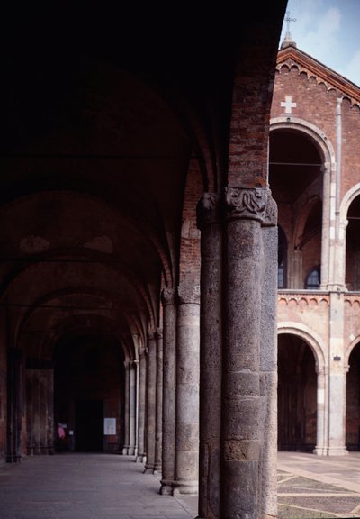 Pohled na portikus kostela Saint Ambrose (Saint Ambrose) (Basilica di Sant