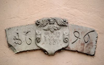 Ulička Židů v Obernai (67). Místa bohoslužeb: nápis s hebrejským datem a odpovídajícím datem křesťanské éry: 1696. Synagoga byla údajně postavena dva roky po autorizaci Intendanta La Grange, která umožnila J od School Jewish
