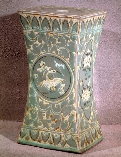 Art coreen: keramický polštář. Období Koryo, konec 12. století. Muzeum výtvarných umění, palác Duksoo, Korea od School Korean
