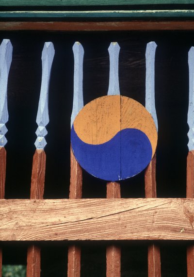 Symbol jin a jang na dřevěné bariéře (Kree) od School Korean