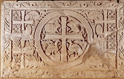 Deska kněžiště, závěrový prvek chóru kostela. z Libanonu. 5.-6. století našeho letopočtu. Ztlumit. 0,78 x 1,27 m. Paříž, muzeum Louvre od School Lebanese
