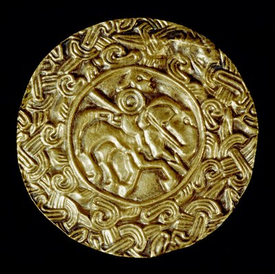 Archeologie středověku (středověk). Barbarské umění Lombardie: zlatý kotouč. Uprostřed je světec na koni s kopím a kolem zvířecích motivů. Lombardské umění, kolem 600. Rozměr: 47 cm Itálie, Cividale del Friuli, Archeologické muzeum od School Lombard