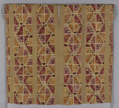 Tunika, 600-800 (bavlna a vlna (kamejka), jednoduchá proplétaná gobelínová vazba; průkrčník a průramky zakončené vlnou (kamejkou) krycími stehy; švy spojené vlnou (kamejkou) protahovacími stehy) od School Peruvian