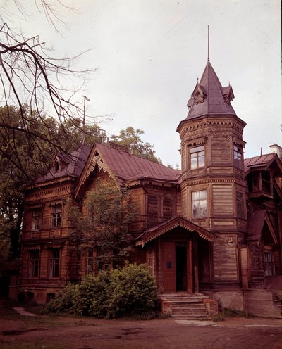 Ruská architektura: pohled na daču z 19. století, ruský venkovský dům. od School Russian