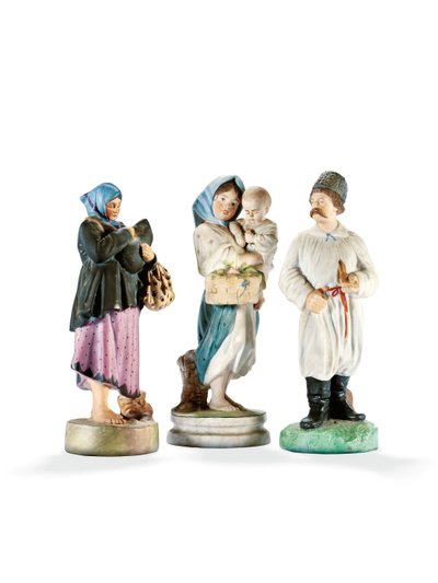 Tři porcelánové figurky zobrazující dvě ženy držící děti a kozák s dýmkou, konec 19. století (porcelán) od School Russian
