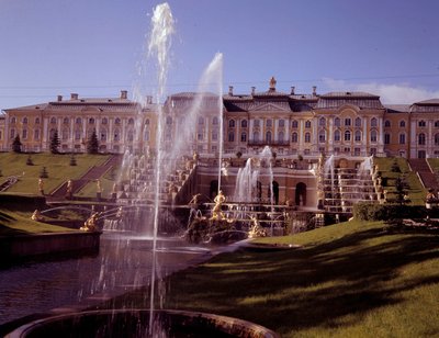 Pohled na velký vodopád hradu Peterhof, realizovaný za Petra Velikého poblíž Petrohradu, Rusko od School Russian