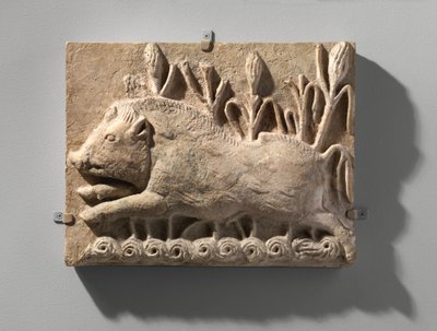Nástěnný panel s nabíjecím kancem, cca 6. století našeho letopočtu (štuk) od School Sasanian