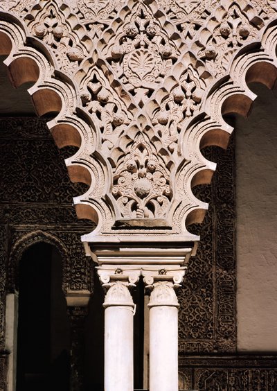 Detail jednoho z polylobových oblouků z Patio de las Doncellas (omítka) od School Spanish