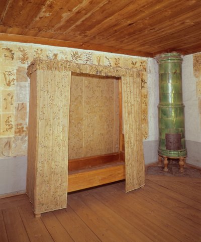 Skládací postel a keramická kamna v domě Carla Linného (1707-78) (foto) od School Swedish