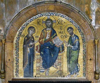 Byzantská architektura: Kristus v majestátu (Kristus ve slávě) mezi Pannou Marií a Svatým Markem (Deesis), mozaiky vyrobené benátskými umělci a přepracované v 16. století. Apsida. Basilica di San Marco (Bazilika San Marco), Benátky od School Veneto Byzantine