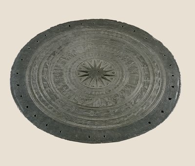 Detail horní části bubnu Dong Son, 2.-1. století před naším letopočtem (bronz) od School Vietnamese