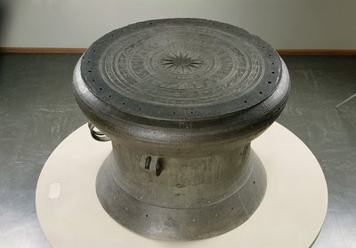 Buben, styl Dong Son, 2.–1. století před naším letopočtem (bronz) (viz také 232894) od School Vietnamese