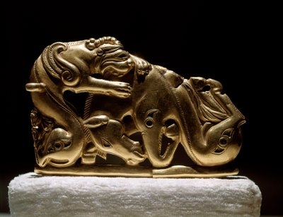 Umění Skythian (Scythian nebo Skythian civilizace): zlatý pás fibule zobrazující gryfa útočícího na koně. Od Chiliktina. 5.-4. století před naším letopočtem. Petrohrad, Ermitáž muzeum – skytské umění (skytská civilizace): zlatá přezka na opasku představují od Scythian