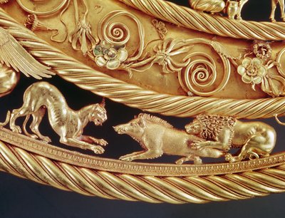 Lev a panter útočí na kance, detail zlatého pektorálu z Tovsta Mohyla (zlato) od Scythian