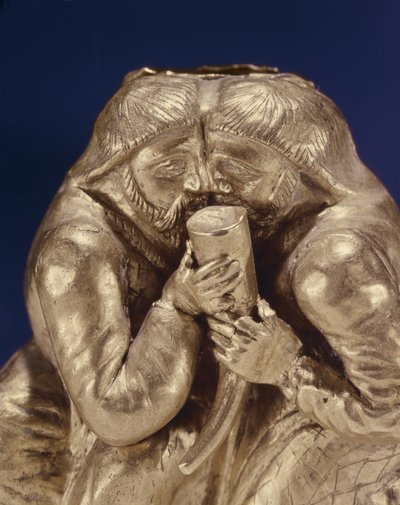 Plaketa zobrazující dva Skythy, kteří si dávají drink (zlato) (detail 343170) od Scythian