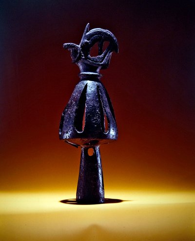 Finální, prolamovaný kužel zdobený hlavou gryfa s beraními rohy, konec 7. - začátek 6. století př. n. l. (bronz) od Scythian Scythian