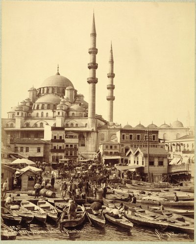 Mešita Santa Sophia a rybářské lodě na břehu Bosporu, Istanbul, kolem roku 1890 (černobílá fotografie) od Sebah and Joaillier
