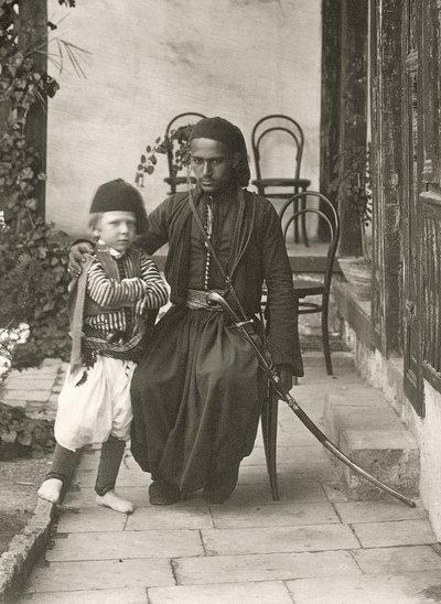 Arab kawass (osmanská stráž) s mladým chlapcem na zahradě domu v Judejské čtvrti Jeruzaléma, 1867 od Sergeant Henry Phillips