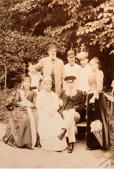 Rodina básníka Jakova Petroviče Polonského (Iakov Petrovič Polonskij) (1819-1898) navštívila básníka Afanasyho Afanasieviče Feta (Foetha) (Afanassi Afanassievitch Chenchine) (1820-1892). Albuminová fotografie Sergeje Dmitrieviče Botkina (1869-1945) od Sergei Dmitrievich Botkin