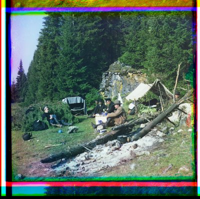 Sergej Prokudin-Gorskii a další sedí v kempu u řeky Chusovala, pohoří Ural, Rusko od Sergei Mikhailovich Prokudin Gorskii