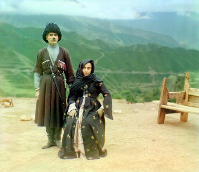 Dagestánské typy – muž s medailí a dýkou a žena v černých šatech, Ruská říše, mezi 1905 a 1915 od Sergey Prokudin Gorsky